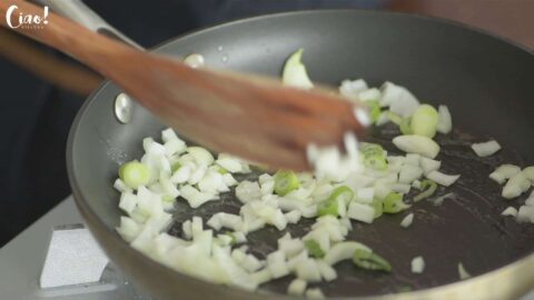 牛肉可樂餅-1-下奶油，加入洋蔥炒至透明