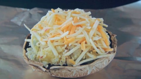 中秋烤肉創意料理-波特菇起士太陽蛋-上面放上乳酪絲